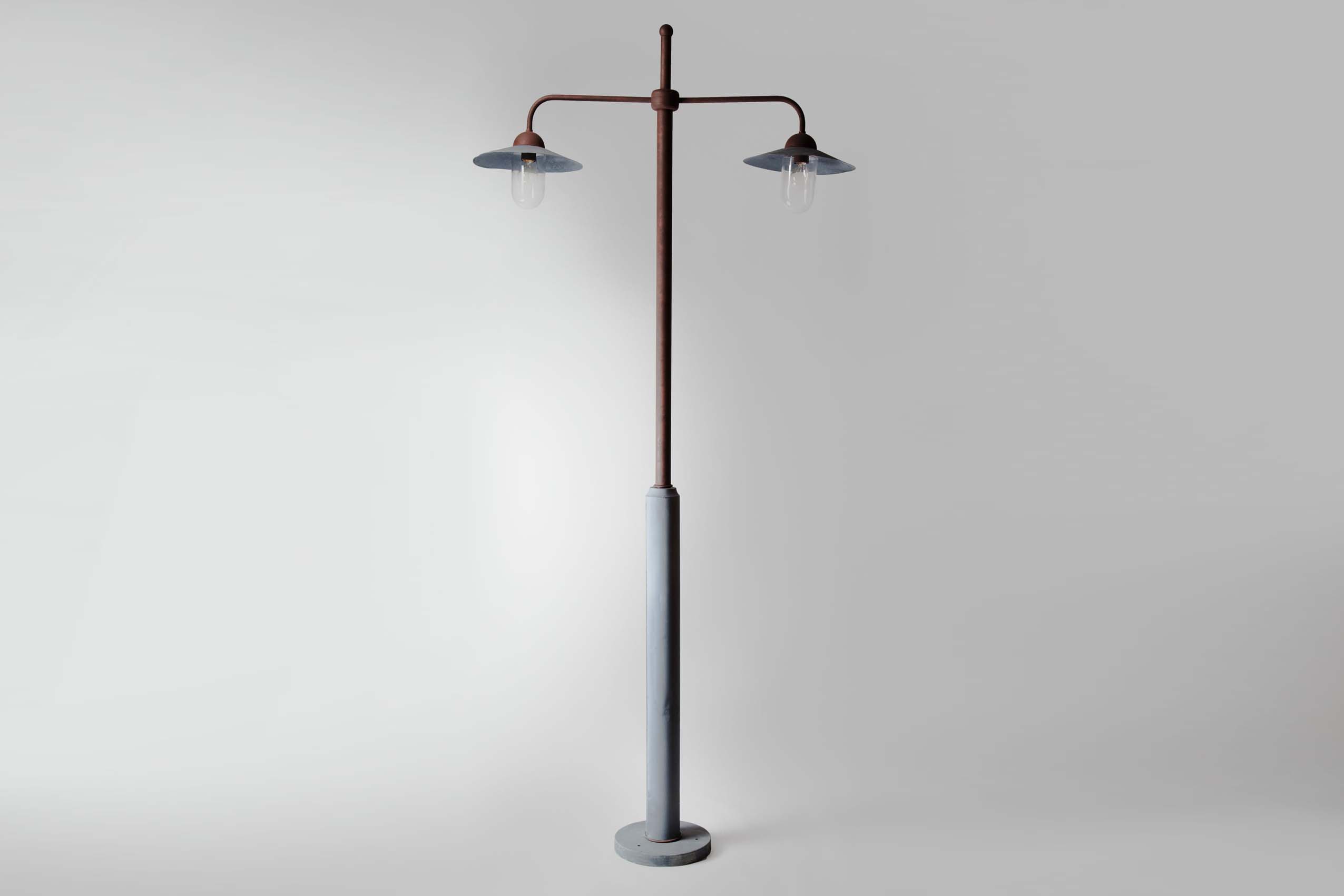 82847 2 Lampadaire Cour Cheverny GM VZ Lumart BD 6
